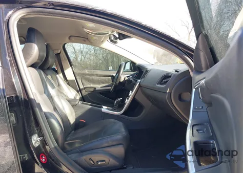 2015 Volvo S60 T5 z USA, uszkodzony, nr VIN YV126MFJ1F1344559